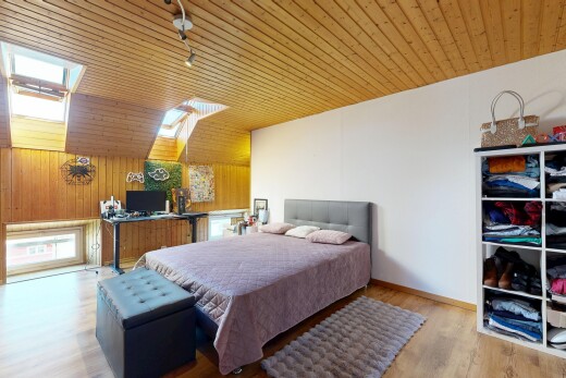 zimmer / schlafzimmer mit holzfußboden, wood finish floor, inside property, holzwand, und wood wall