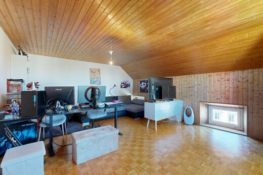 wohnzimmer mit parquet floor, fernseher, bürobereich, inside property, und dachschräge