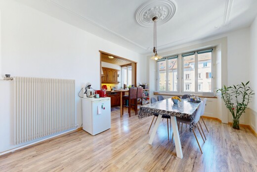 esszimmer mit kühler, holzfußboden, wood finish floor, natürliches licht, und natural light