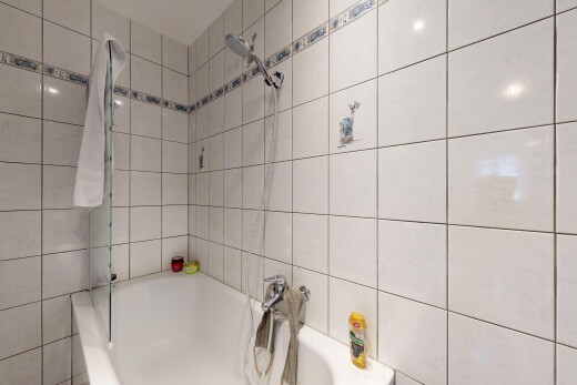 bad mit komplettes badezimmer, kombiniertes bad / dusche, tile shower, und inside property