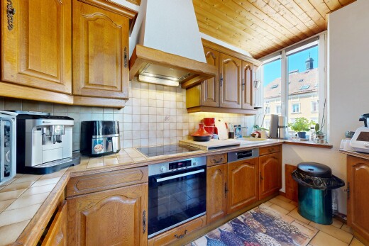 küche mit bogenförmige schränke, natürliches licht, natural light, dunstabzugshaube, und küchenrückwand beim herd