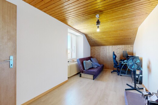 wohnzimmer mit natürliches licht, natural light, holzfußboden, wood finish floor, und inside property