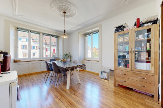 esszimmer mit natürliches licht, natural light, holzfußboden, wood finish floor, und inside property