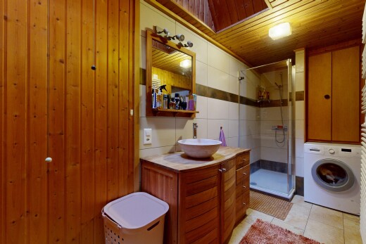 bad mit tumbler, dusche, spiegel, komplettes badezimmer, und schminktisch