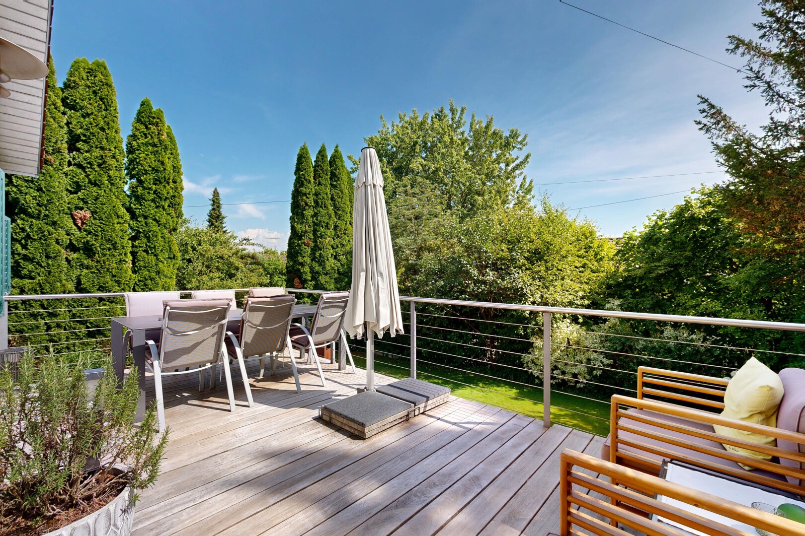 terrasse mit deck, day time, from property, power lines view, und essbereich im freien