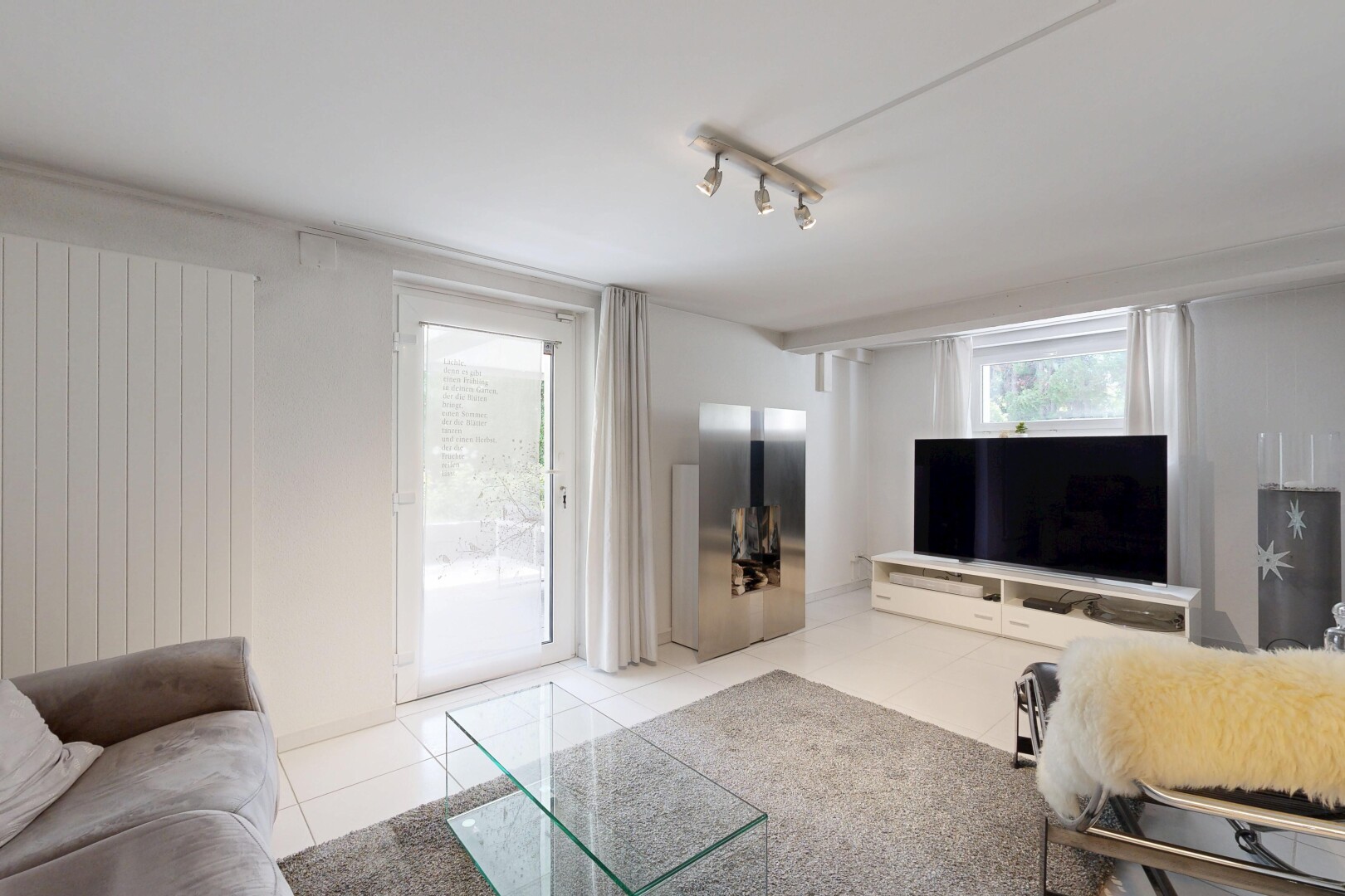 wohnzimmer mit natürliches licht, natural light, fliesenboden, tile floor, und fernseher