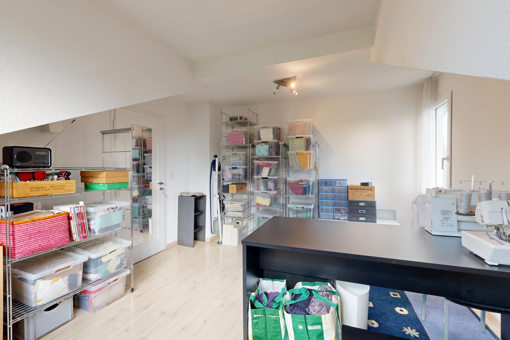 büro mit inside property, holzfußboden, wood finish floor, light floor, und gipskartonwand