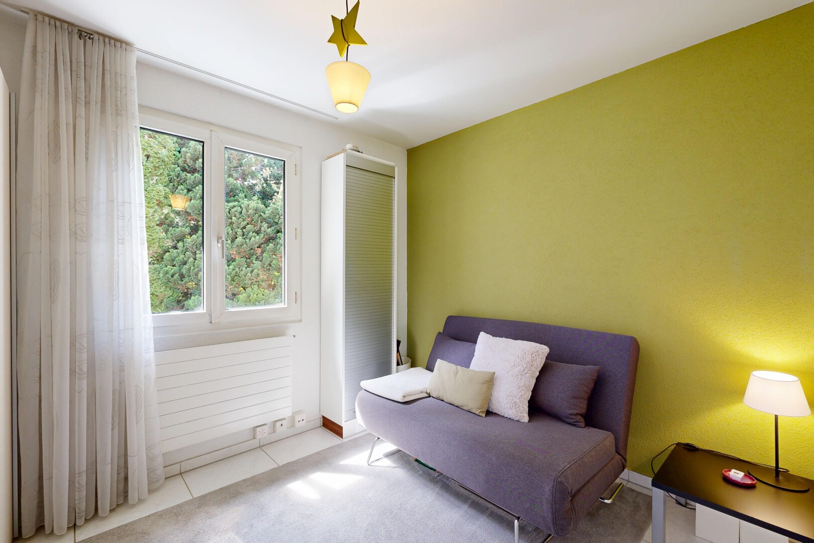 zimmer / schlafzimmer mit inside property, natürliches licht, natural light, gipskartonwand, und drywall