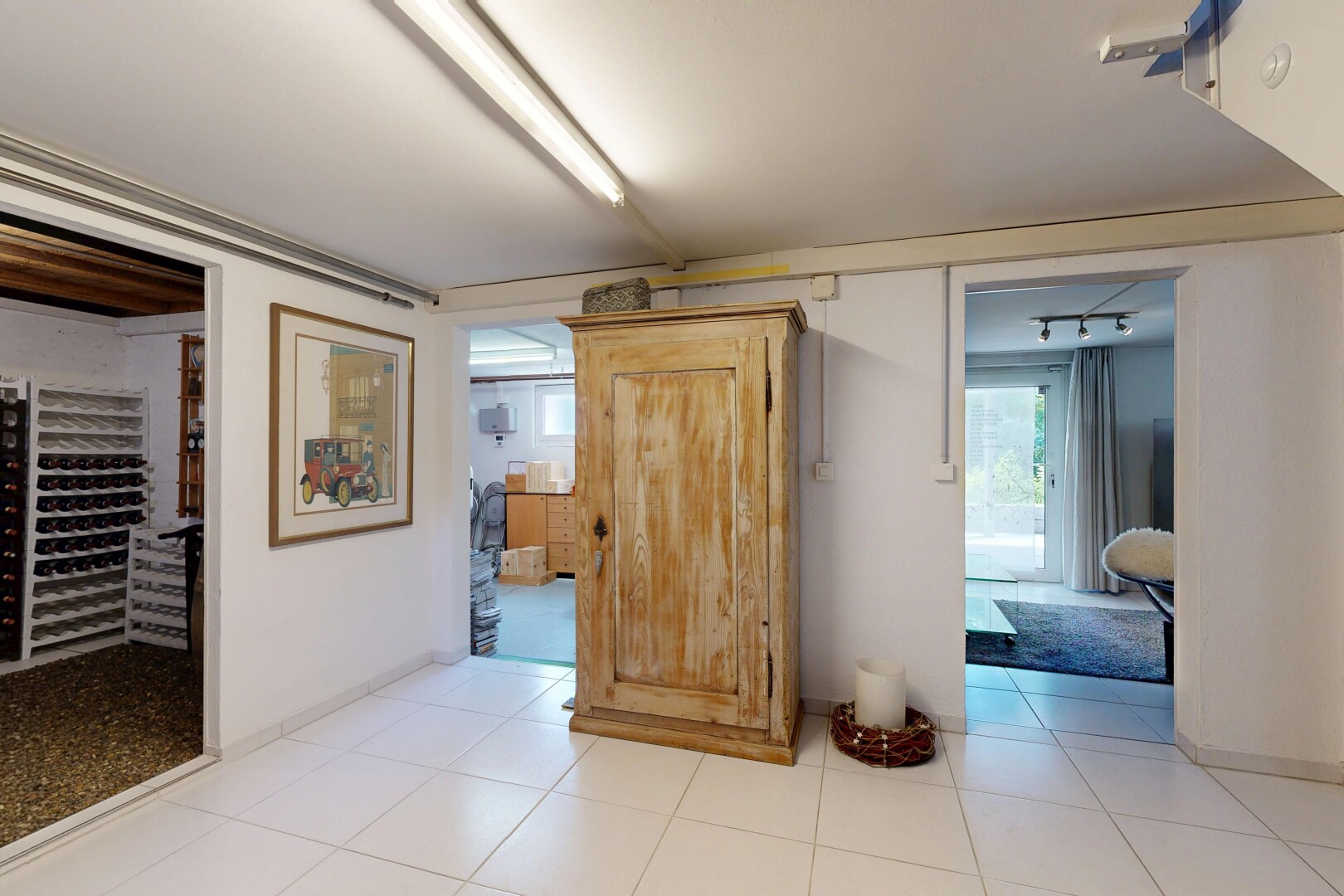 halle / korridor mit gipskartonwand, drywall, natürliches licht, natural light, und inside property
