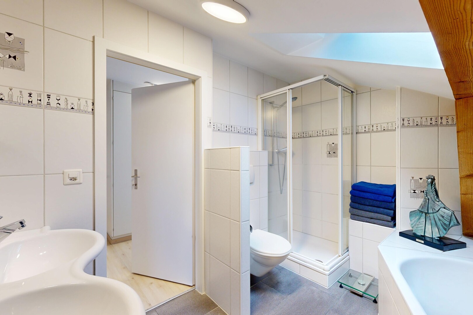 bad mit fliesenwand, tile wall, komplettes badezimmer, dusche, und bad