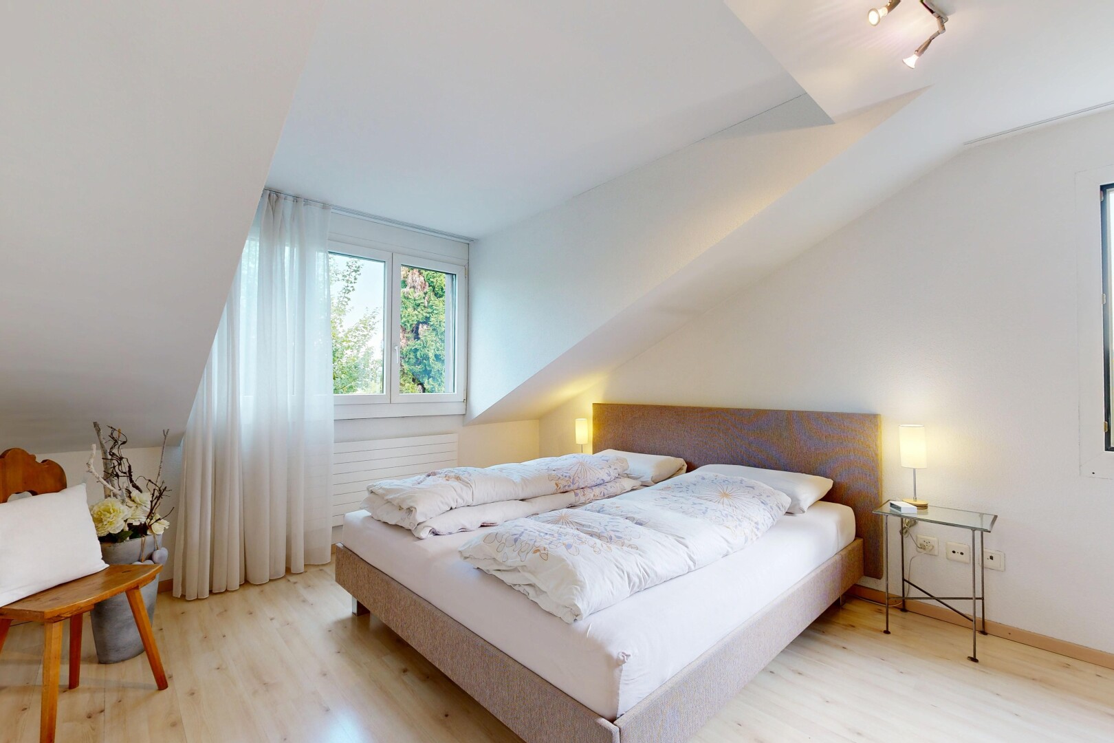 zimmer / schlafzimmer mit zusätzliches zimmer, dachschräge, vaulted ceiling, holzfußboden, und wood finish floor