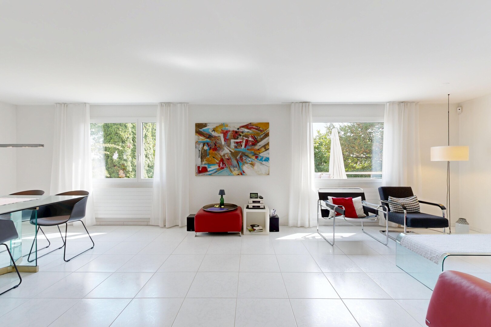 wohnzimmer mit gipskartonwand, drywall, inside property, natürliches licht, und natural light