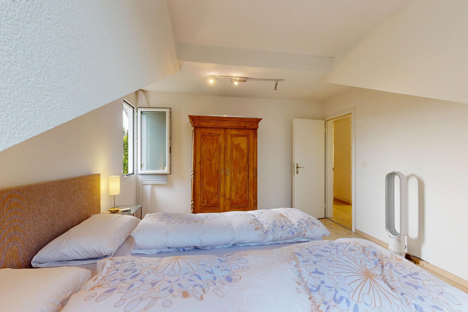 zimmer / schlafzimmer mit inside property, gipskartonwand, drywall, natürliches licht, und natural light