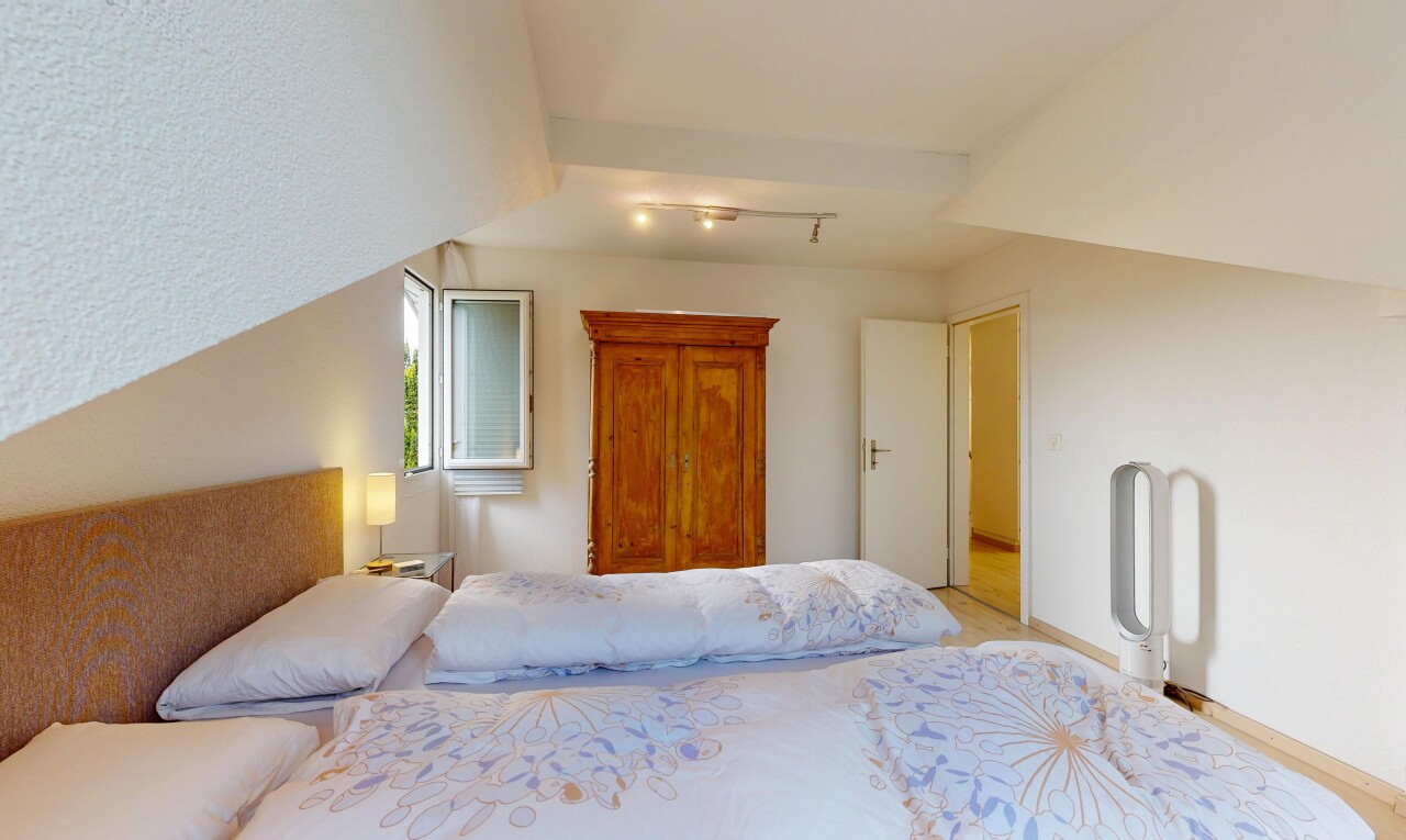 zimmer / schlafzimmer mit inside property, gipskartonwand, drywall, natürliches licht, und natural light
