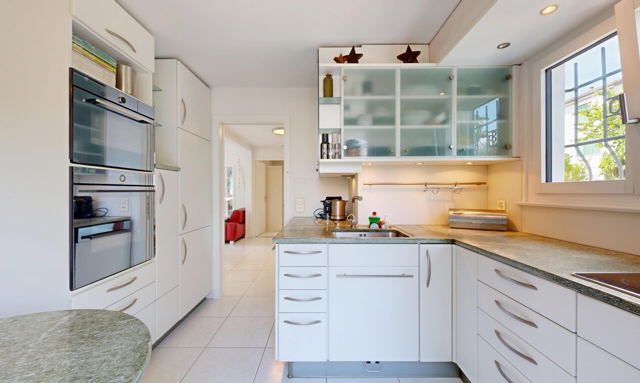 küche mit weiße schränke, white cabinets, schränke mit glastüren, glass insert cabinets, und doppel backofen