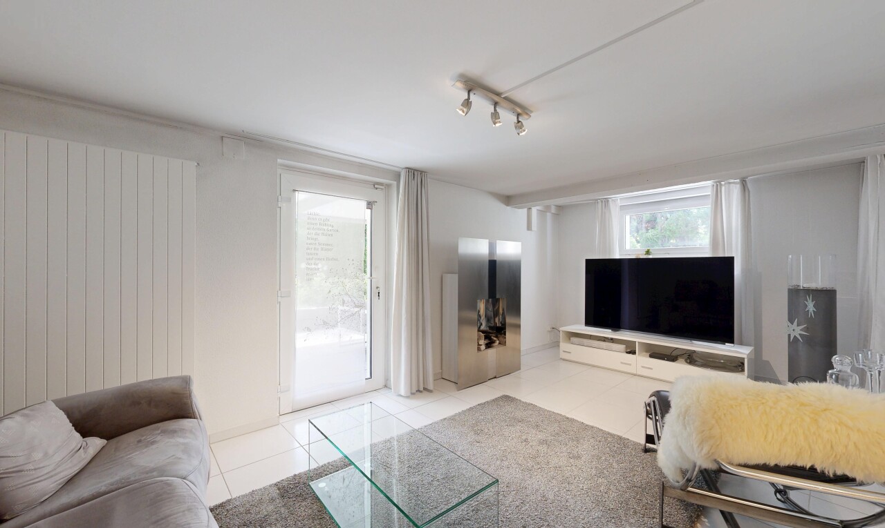 wohnzimmer mit natürliches licht, natural light, fliesenboden, tile floor, und fernseher