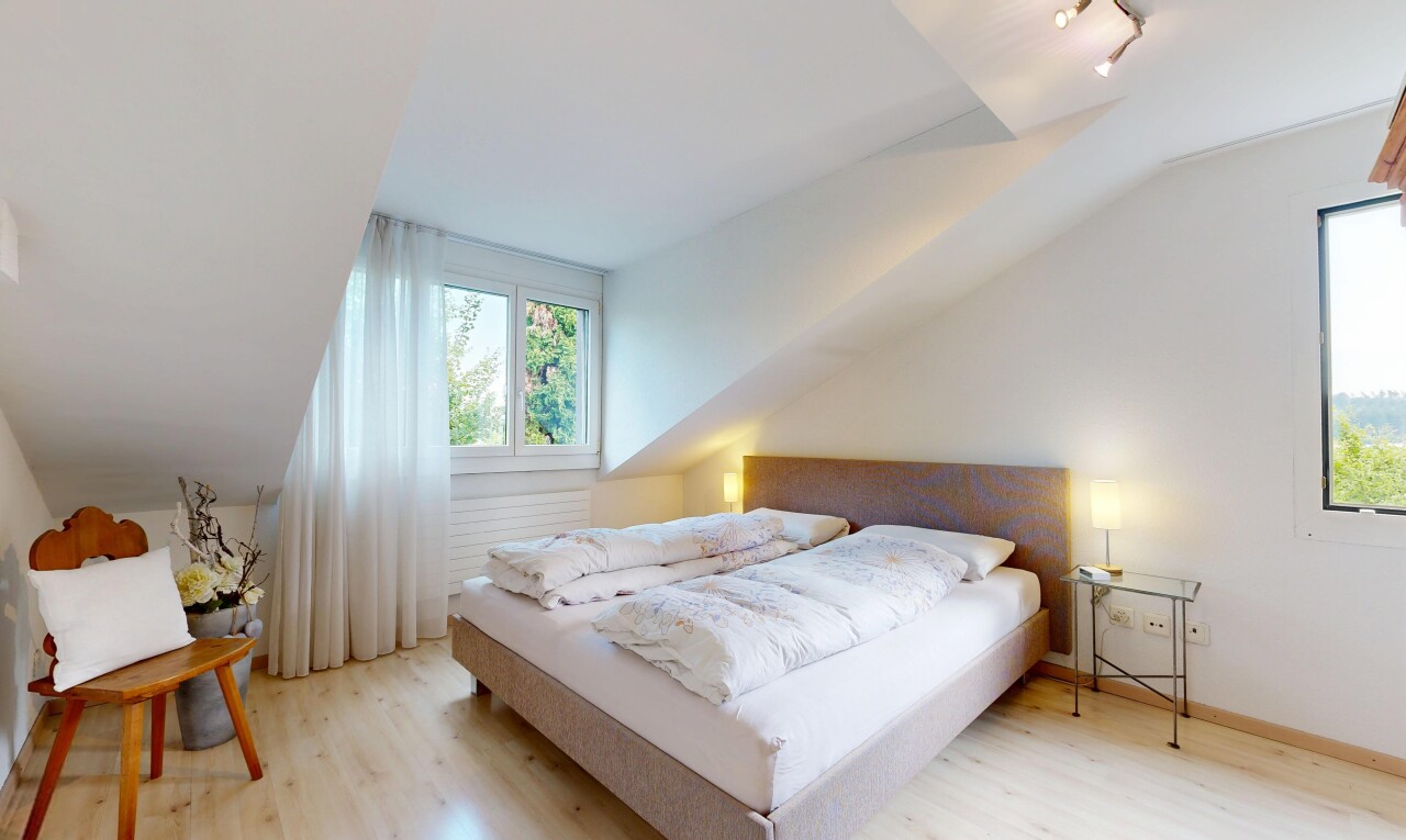 zimmer / schlafzimmer mit zusätzliches zimmer, dachschräge, vaulted ceiling, holzfußboden, und wood finish floor