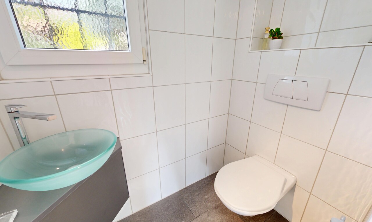 bad mit schminktisch, fliesenwand, tile wall, waschbecken, und inside property