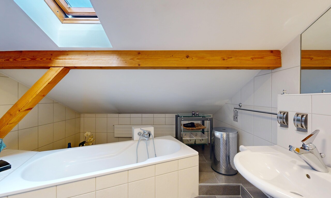 bad mit spiegel, komplettes badezimmer, waschbecken, bad, und balkendecke