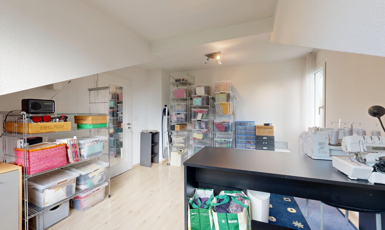 büro mit inside property, holzfußboden, wood finish floor, light floor, und gipskartonwand