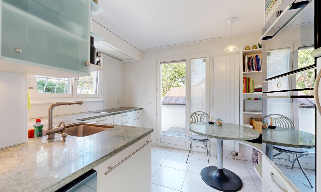 küche mit weiße schränke, white cabinets, inside property, natürliches licht, und natural light
