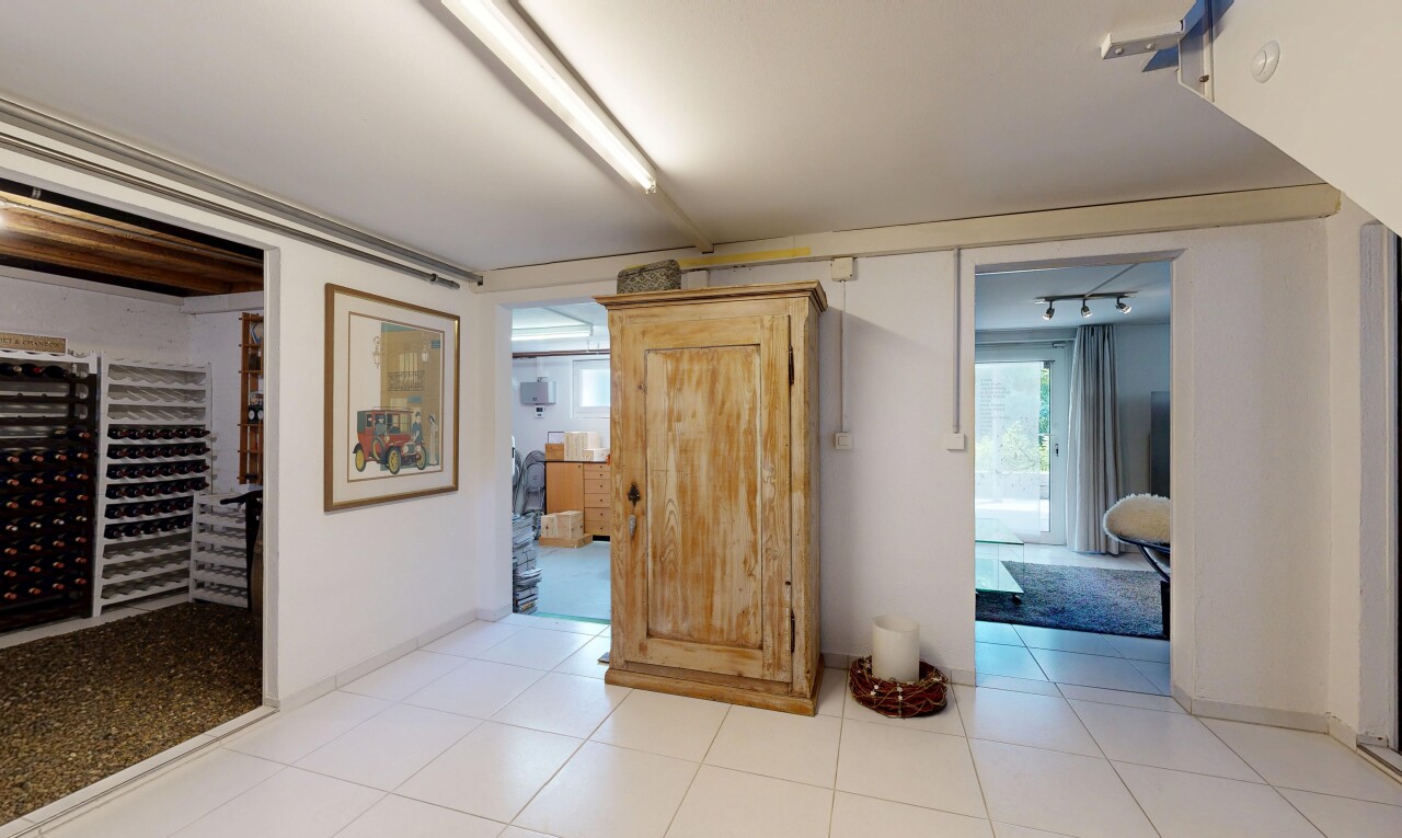 halle / korridor mit gipskartonwand, drywall, natürliches licht, natural light, und inside property