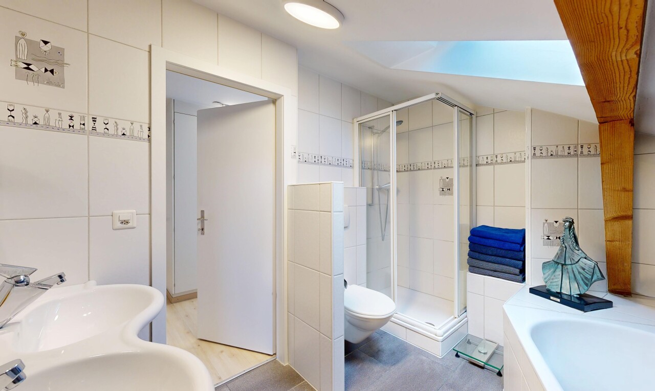 bad mit fliesenwand, tile wall, komplettes badezimmer, dusche, und bad