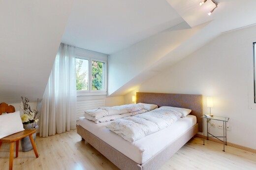 zimmer / schlafzimmer mit zusätzliches zimmer, dachschräge, vaulted ceiling, holzfußboden, und wood finish floor