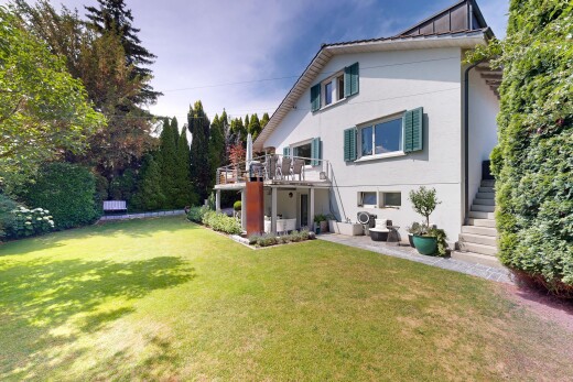 façade avec escaliers, pelouse, bardage en stuc, property visible, et terrasse