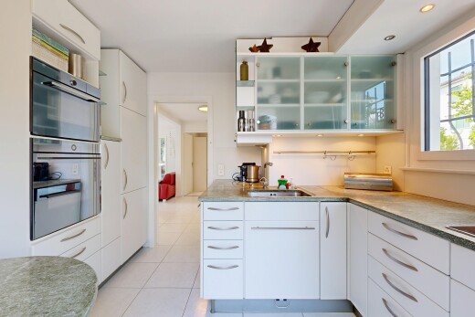 küche mit weiße schränke, white cabinets, schränke mit glastüren, glass insert cabinets, und doppel backofen