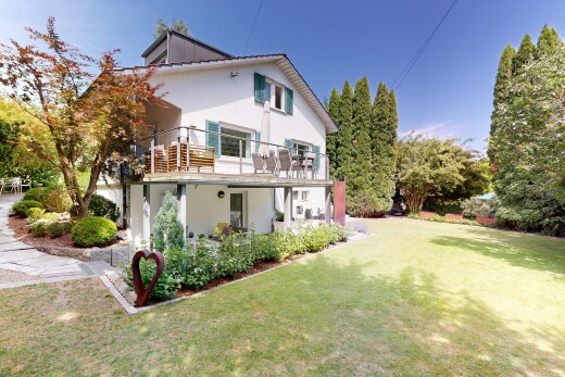 façade avec bardage en stuc, pelouse, property visible, power lines view, et day time