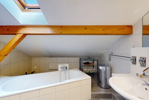 bad mit spiegel, komplettes badezimmer, waschbecken, bad, und balkendecke