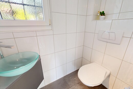 bad mit schminktisch, fliesenwand, tile wall, waschbecken, und inside property