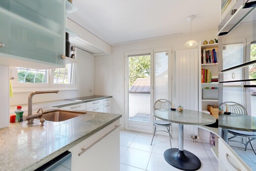 cuisine avec armoires blanches, white cabinets, inside property, lumière naturelle, et natural light
