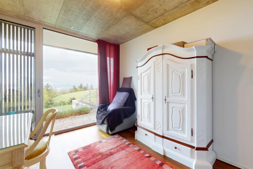 zimmer / schlafzimmer mit gipskartonwand, außenzugang, natürliches licht, und holzfußboden