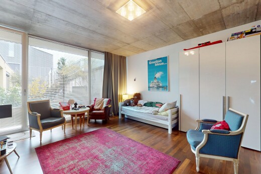 innenraum mit bodendeckenfenster, holzfußboden, betondecke, natürliches licht, und außenzugang