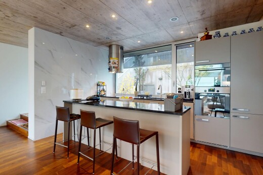 küche mit arbeitsplatten, natürliches licht, holzfußboden, und küchenbar