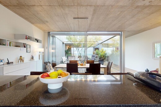 esszimmer mit bodendeckenfenster, natürliches licht, und gipskartonwand