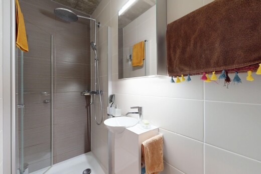 bad mit komplettes badezimmer, waschbecken, spiegel, und dusche