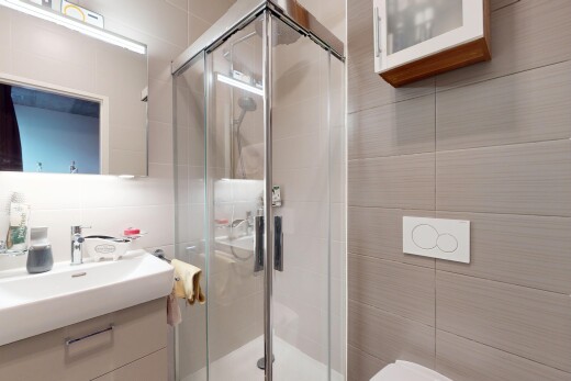 bad mit schminktisch, spiegel, dusche, und fliesenwand