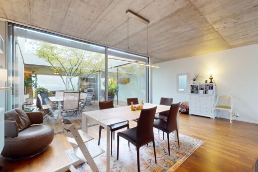 wohn- / esszimmer mit gipskartonwand, bodendeckenfenster, natürliches licht, und holzfußboden