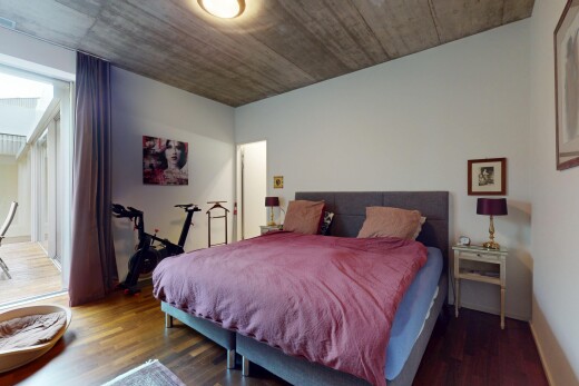 zimmer / schlafzimmer mit holzfußboden, natürliches licht, und gipskartonwand