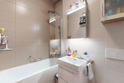 bad mit spiegel, waschbecken, schminktisch, kombiniertes bad / dusche, und komplettes badezimmer