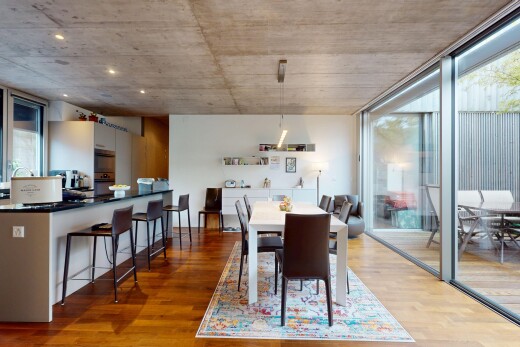 esszimmer mit bodendeckenfenster, betondecke, gipskartonwand, natürliches licht, und holzfußboden