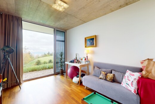 wohnzimmer mit holzfußboden, betondecke, natürliches licht, und gipskartonwand