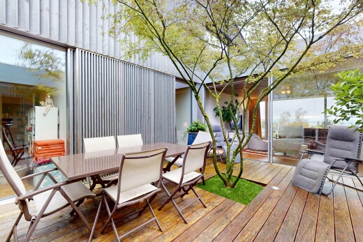 terrasse mit deck und essbereich im freien