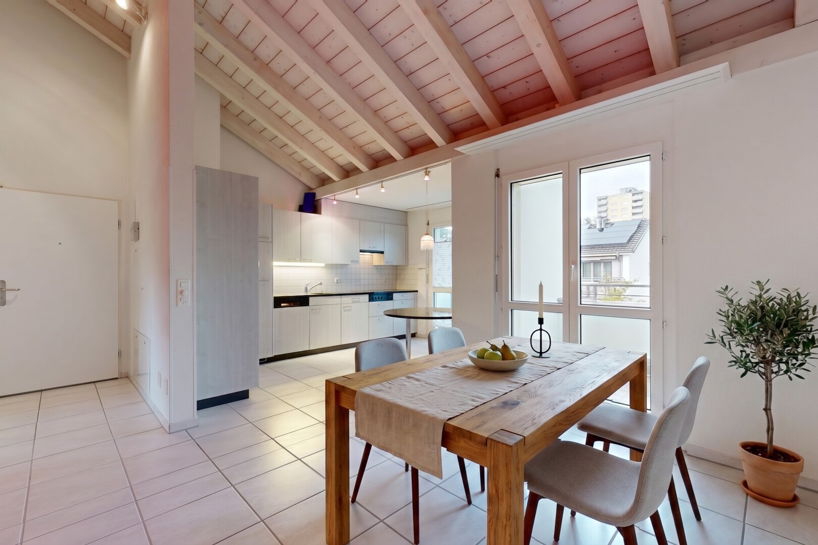 salle à manger avec vaulted ceiling, plafond voûté, light floor, éclairage sur rail, et drywall