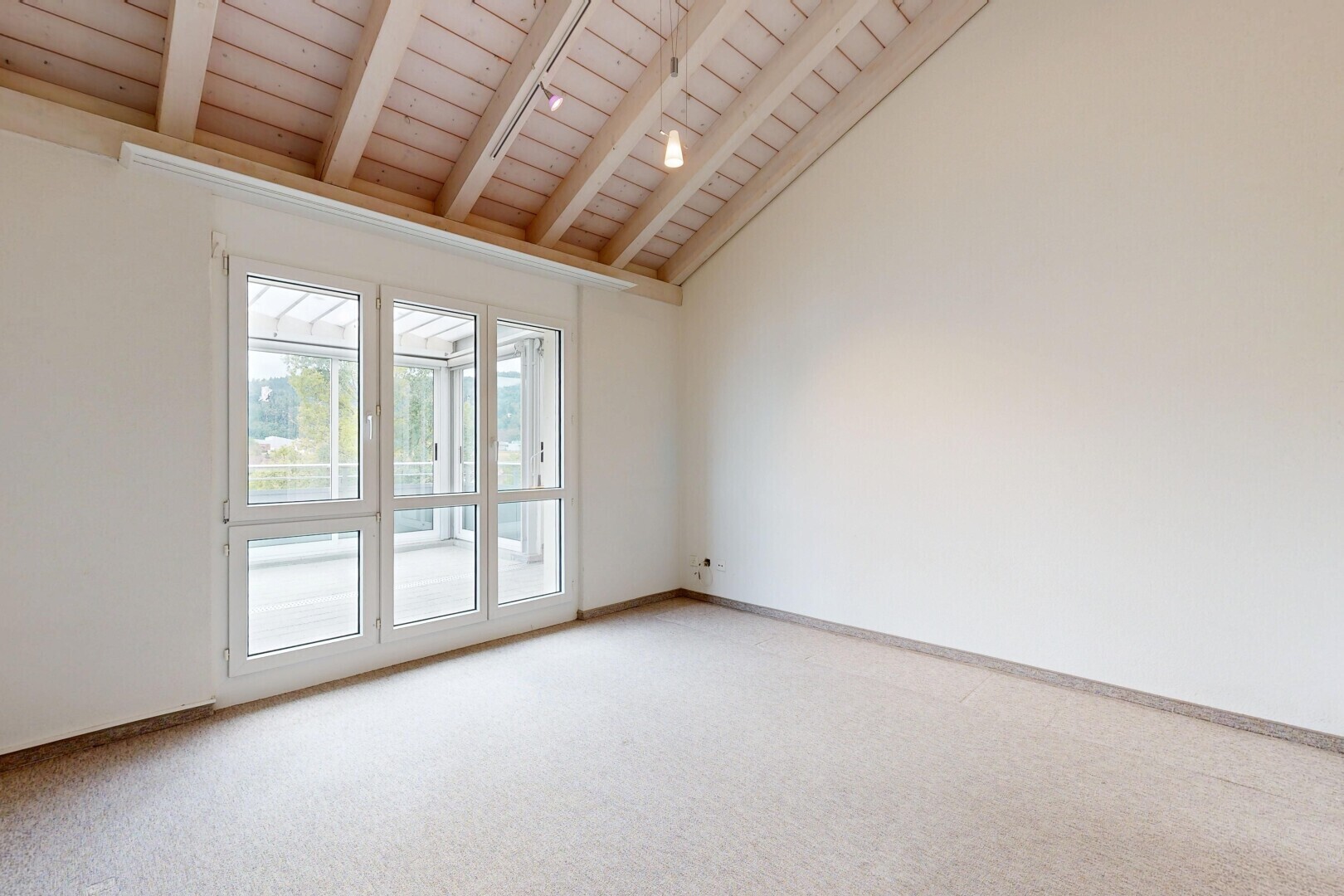 pièce vide avec vaulted ceiling, plafond voûté, drywall, cloison sèche, et carpet