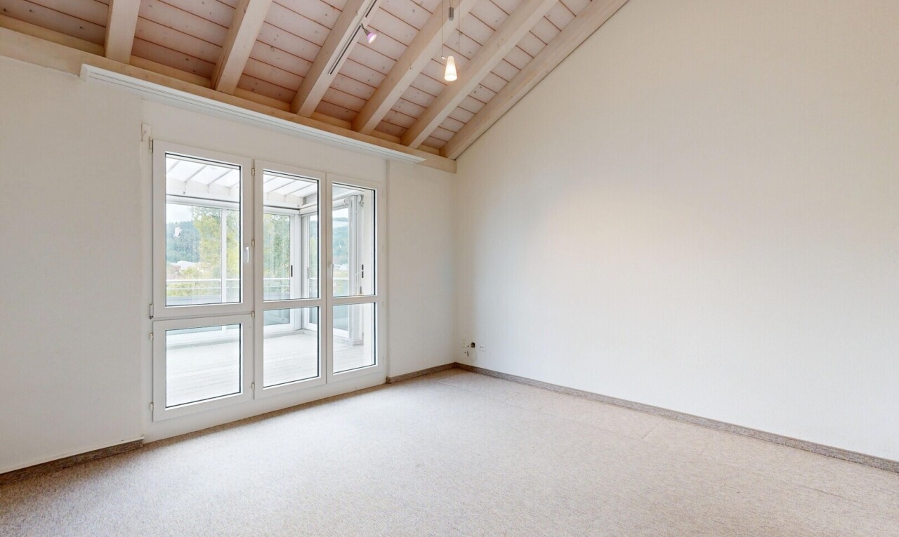 pièce vide avec vaulted ceiling, plafond voûté, drywall, cloison sèche, et carpet