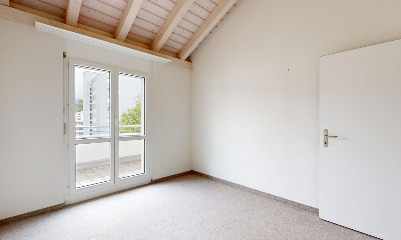 pièce vide avec plafond voûté, vaulted ceiling, cloison sèche, drywall, et high end ceiling